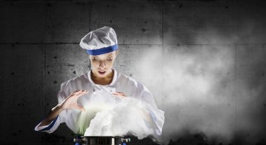 Aşçı olarak büyücü o. Karışık teknik