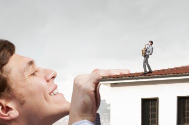 Oynarken saksofoncu üzerinde görünen dev adam. Karışık teknik