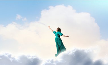 Gökyüzünde levitating kadın. Karışık teknik
