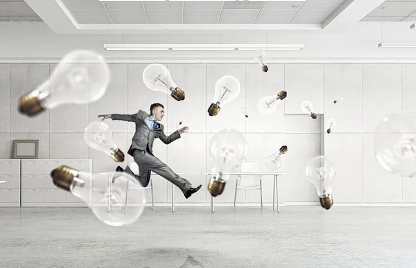 Homme d'affaires dansant dans la salle de bureau. Techniques mixtes — Photo