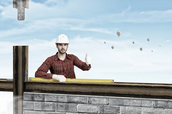 Baumeister Mann mit Niveau. Gemischte Medien — Stockfoto