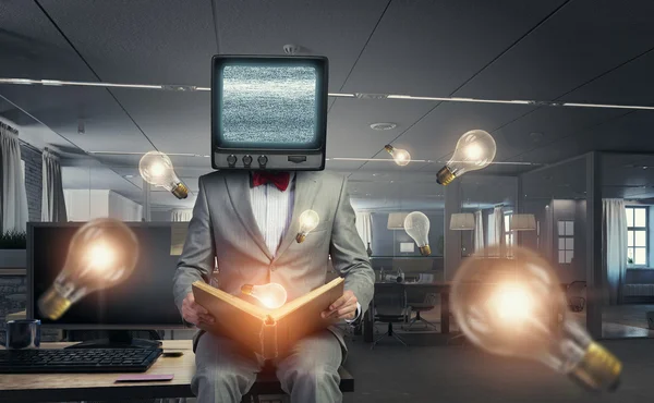 Mann mit Fernseher statt Kopf. Gemischte Medien — Stockfoto