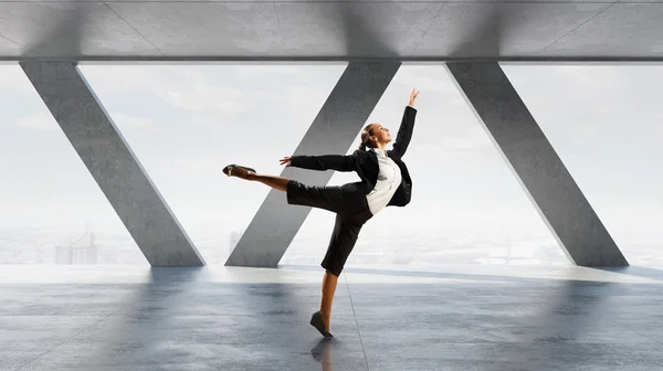 Bailarina de negocios en el cargo. Medios mixtos — Foto de Stock