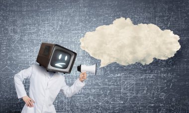Omuzlarında TV ile. Karışık teknik