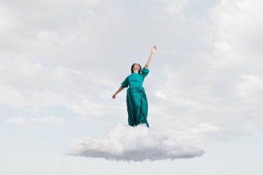 Gökyüzünde levitating kadın. Karışık teknik