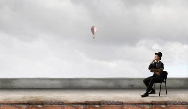 Zarif işadamı eski kitap okuyun. Karışık teknik