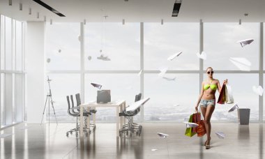 Yaz alışveriş zamanı. Karışık teknik