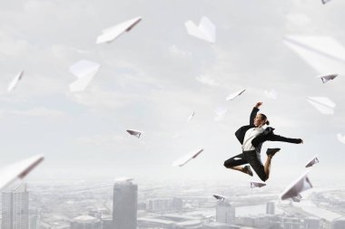 İşkadını açık havada dans ediyor. Karışık teknik