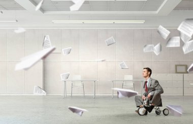 Bir çocuk gibi davranıyor. Karışık teknik