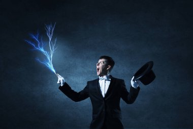 Sihirli gösteren iş adamı. Karışık teknik