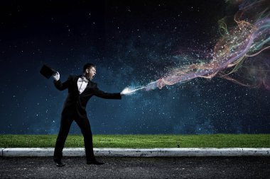 Sihirli gösteren iş adamı. Karışık teknik