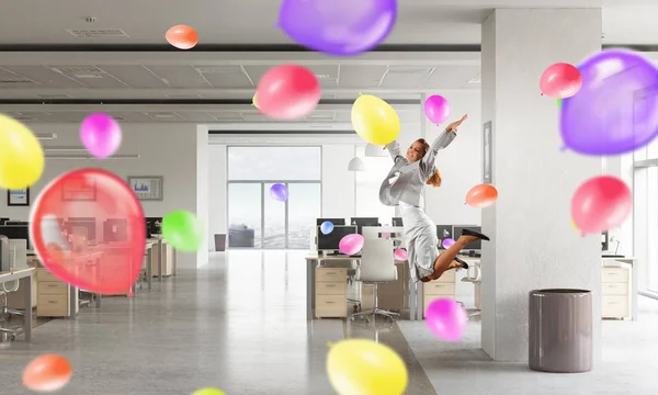 Χορεύουν επιχειρηματίας στο δωμάτιο γραφείου. Μικτή τεχνική — Φωτογραφία Αρχείου
