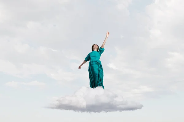 Gökyüzünde levitating kadın. Karışık teknik — Stok fotoğraf