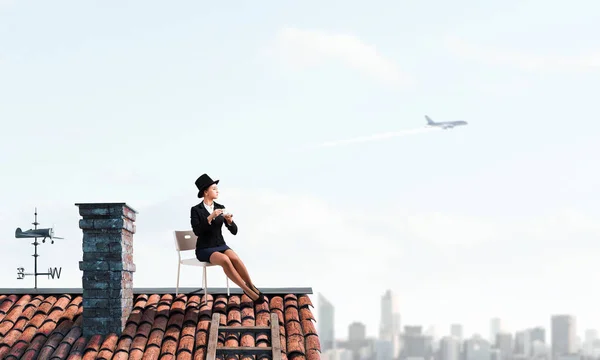 円柱帽子のエレガントな女性実業家。ミクスト メディア — ストック写真