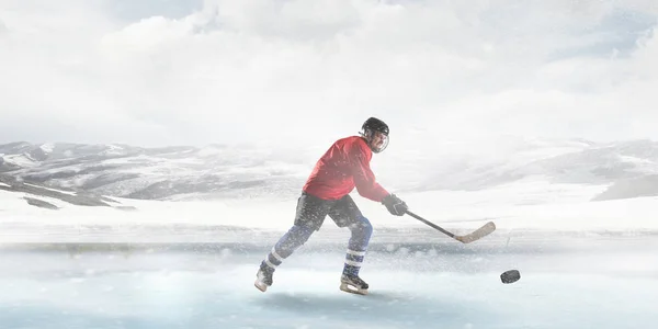 Jugador de hockey en el hielo. Medios mixtos — Foto de Stock