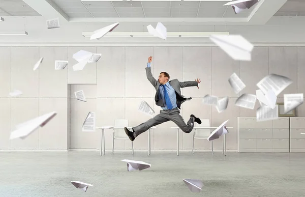 Un hombre de negocios bailando en la oficina. Medios mixtos —  Fotos de Stock