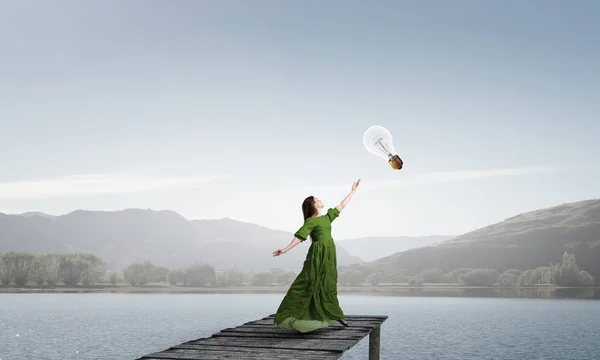 Mujer levitando en el aire. Medios mixtos — Foto de Stock