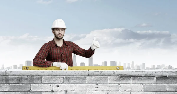 Homem construtor com nível. Meios mistos — Fotografia de Stock