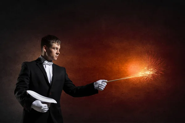 Podnikatel prokazuje magie. Kombinovaná technika — Stock fotografie