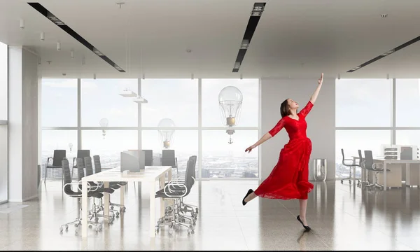 Mulher de vestido vermelho apaixonado. Meios mistos — Fotografia de Stock