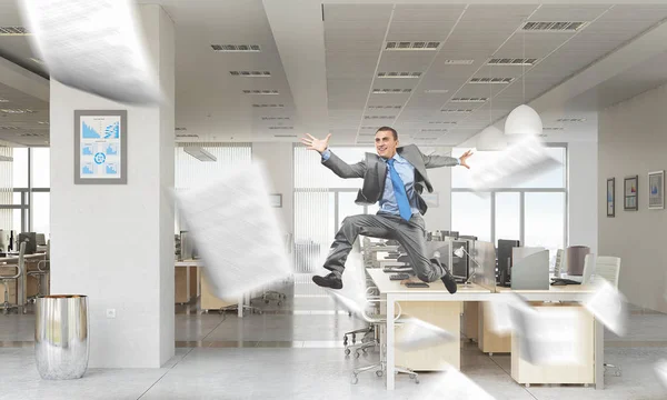 Homme d'affaires dansant dans la salle de bureau. Techniques mixtes — Photo