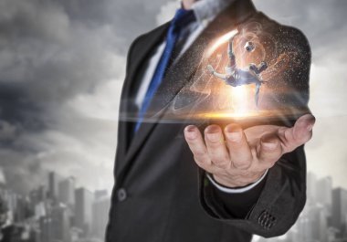 Futbol oyuncu tekme topu. Karışık teknik