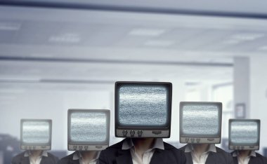 Tv bir kadınla baş yerine. Karışık teknik