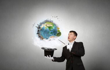 Sihirli gösteren iş adamı. Karışık teknik