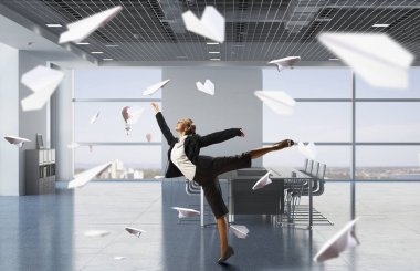 İşkadını office odasında dans. Karışık teknik