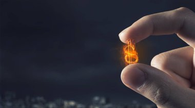 Parmaklar arasında para simge. Karışık teknik