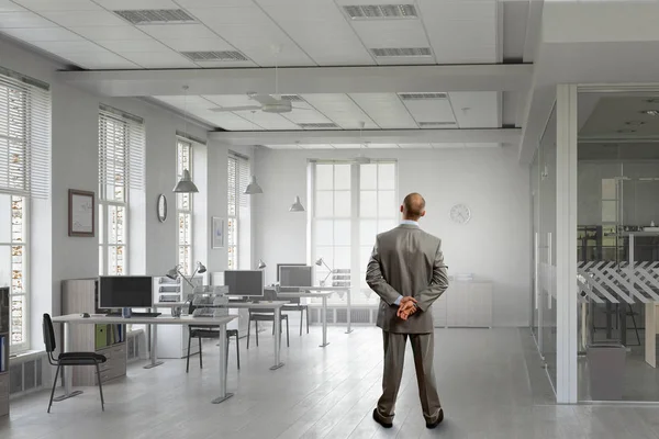 Homme d'affaires pensif au bureau. Techniques mixtes — Photo