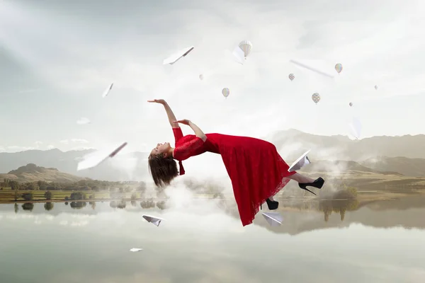 Mujer levitando en el cielo. Medios mixtos —  Fotos de Stock