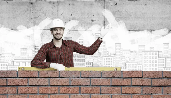 Homem construtor com nível. Meios mistos — Fotografia de Stock