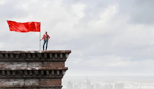 Nő a gazdaság piros zászló. Vegyes technika — Stock Fotó