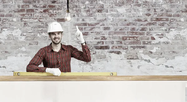 Builder man med nivå. Mixed media — Stockfoto