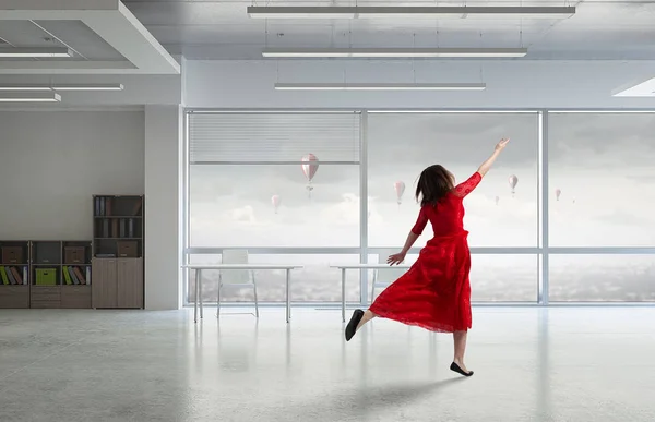 Mulher de vestido vermelho apaixonado. Meios mistos — Fotografia de Stock