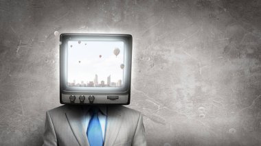 Tv adamla baş yerine. Karışık teknik