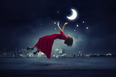 Gökyüzünde levitating kadın. Karışık teknik