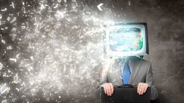 Tv adamla baş yerine. Karışık teknik