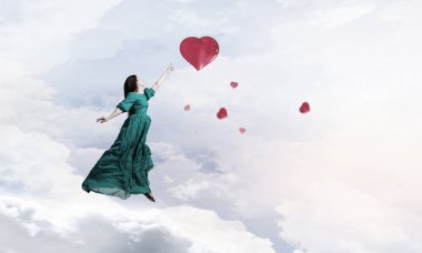 Gökyüzünde levitating kadın. Karışık teknik