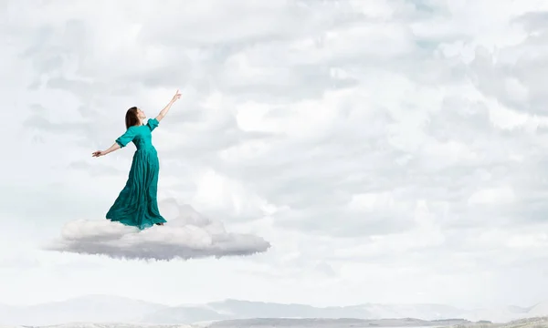 Gökyüzünde levitating kadın. Karışık teknik — Stok fotoğraf
