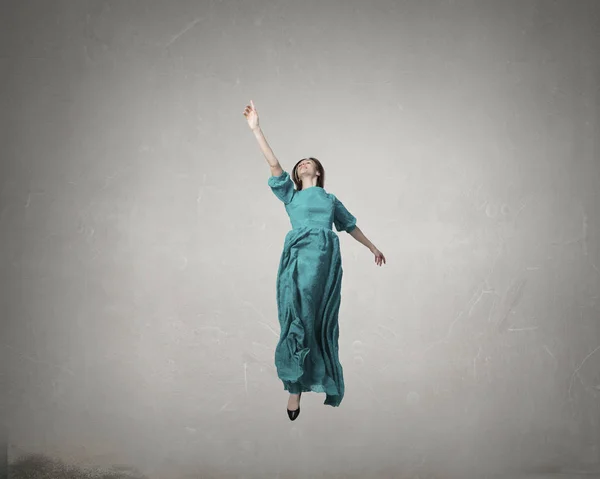 Mulher levitando no ar. Meios mistos — Fotografia de Stock