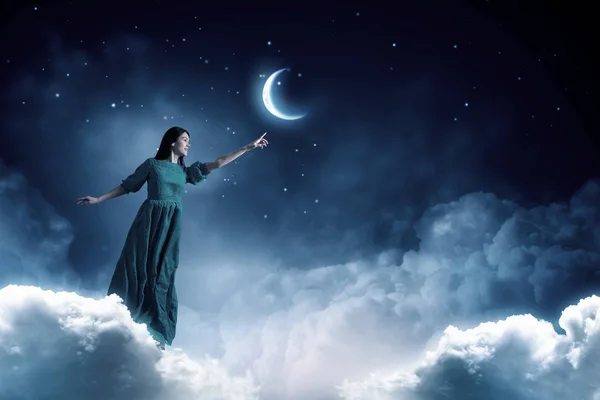 Kvinnan svävar i himlen. Mixed media — Stockfoto
