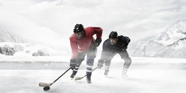 Les joueurs de hockey sur la glace. Techniques mixtes — Photo