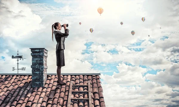 İleriye bakıyor. Karışık teknik