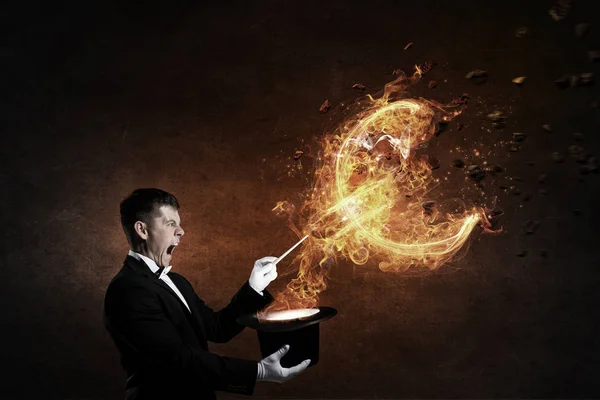 Hombre de negocios demostrando magia. Medios mixtos —  Fotos de Stock