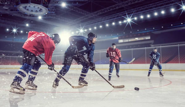 Eishockeyspiel in der Eishalle Mixed Media. Gemischte Medien — Stockfoto