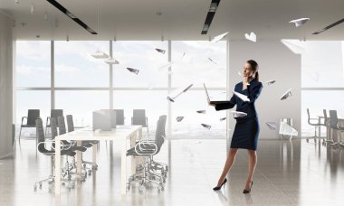 Şık iş kadını bir şey düşünüyorum. Karışık teknik