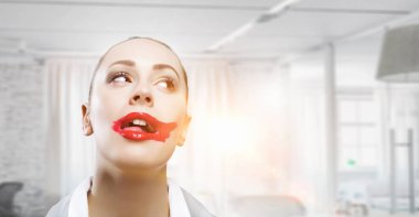 Onun rengi tutkudur. Karışık teknik