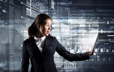 Tablet pc ile iş kadını. Karışık teknik